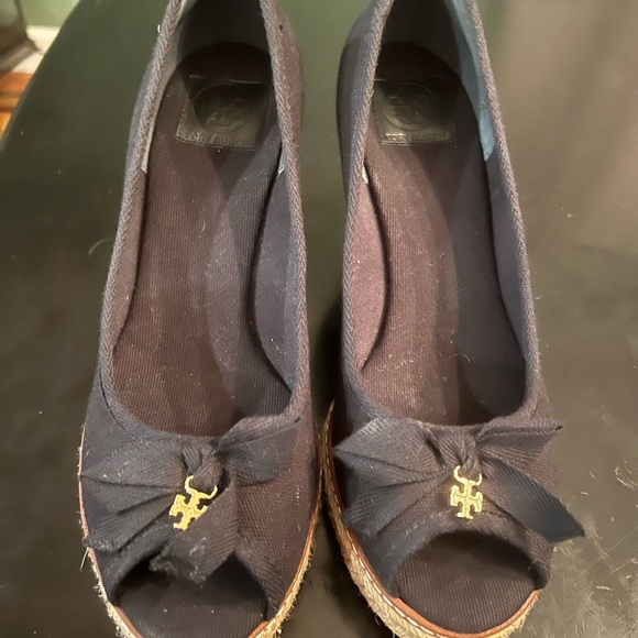 Tory Burch Black Wedge Shoes with Bow Accent - Picture 2 of 8